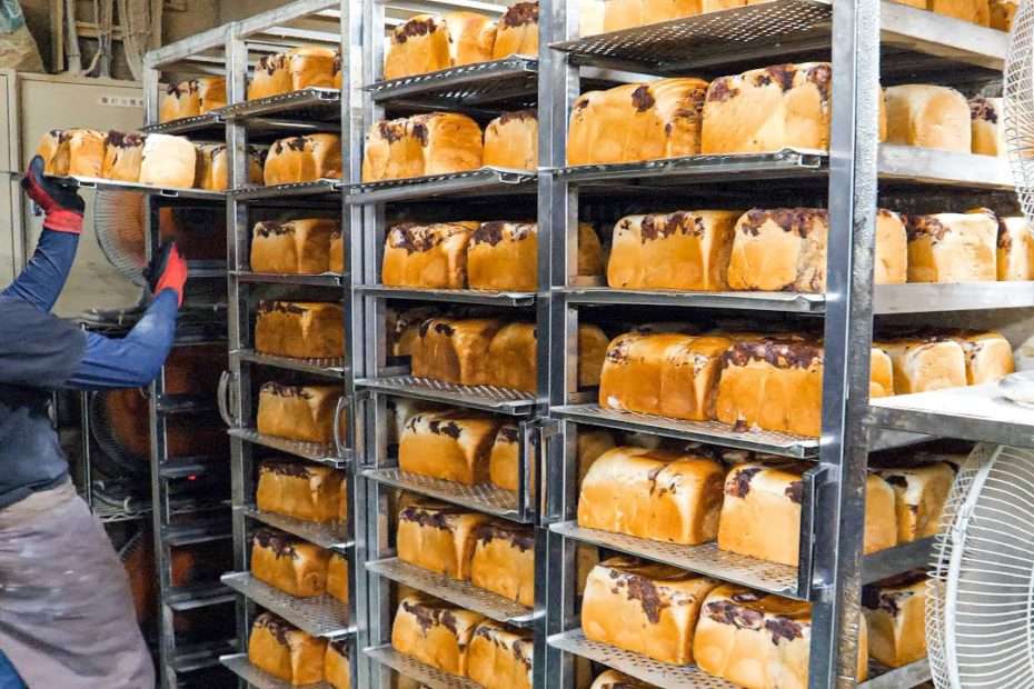 一日最大3600本を超える驚異のパン焼きラッシュ！日本中を虜にしたトミーズの「あん食」｜Japanese bread making