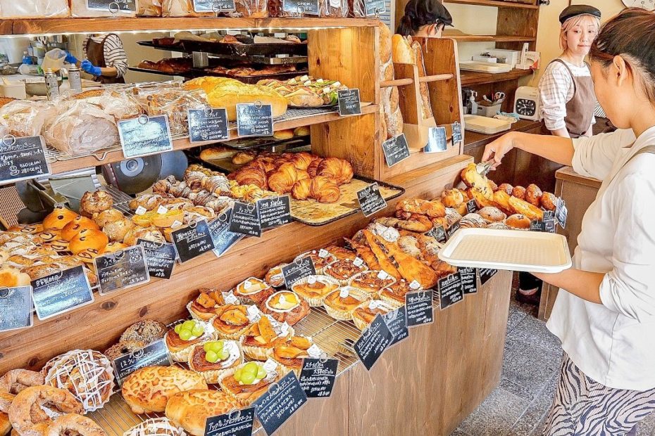 ３つのパン屋を経営する凄腕パン職人の２日間。毎日真夜中から焼き上げる１００種類以上のパンの数々！