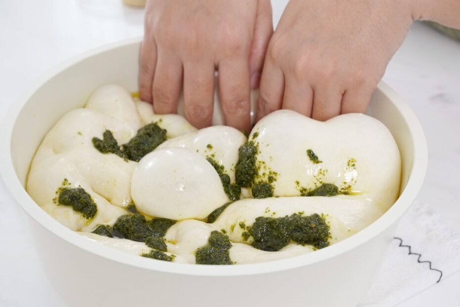 No Knead Pesto Focaccia 免揉香蒜酱佛卡夏 ｜Apron